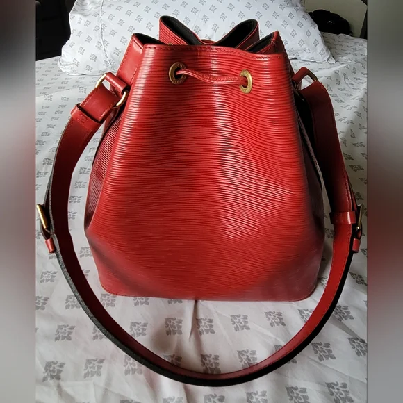 Louis Vuitton Petite Noe Strawstring Bucket Shoulder Bag In Red Epi Leather